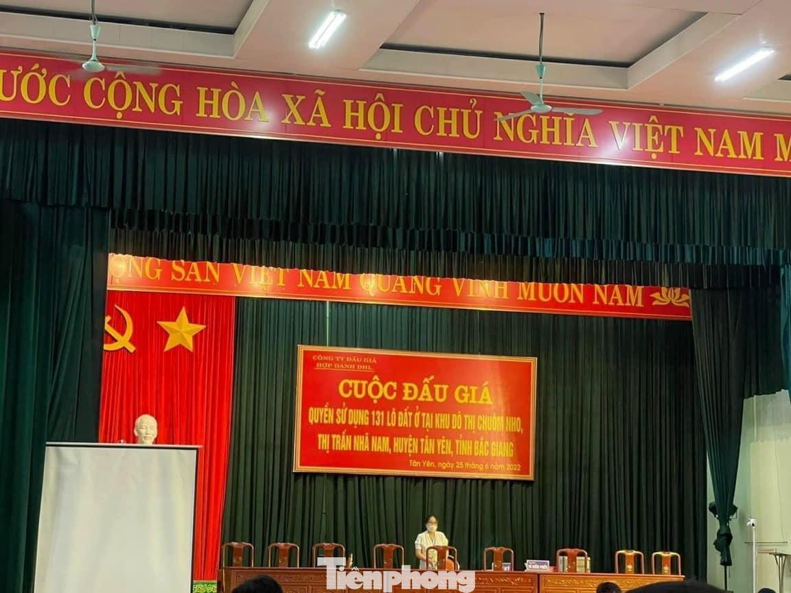 131 lô đất ở tại Khu đô thị Chuôm Nho, thị trấn Nhã Nam (Tân Yên, Bắc Giang) vừa đấu giá thành công với tổng số tiền trúng đấu giá 317 tỷ đồng, tăng so với giá khởi điểm 139 tỷ đồng. 131 lô đất ở tại Khu đô thị Chuôm Nho, thị trấn Nhã Nam (Tân Yên, Bắc Giang) vừa đấu giá thành công với tổng số tiền trúng đấu giá 317 tỷ đồng, tăng so với giá khởi điểm 139 tỷ đồng.