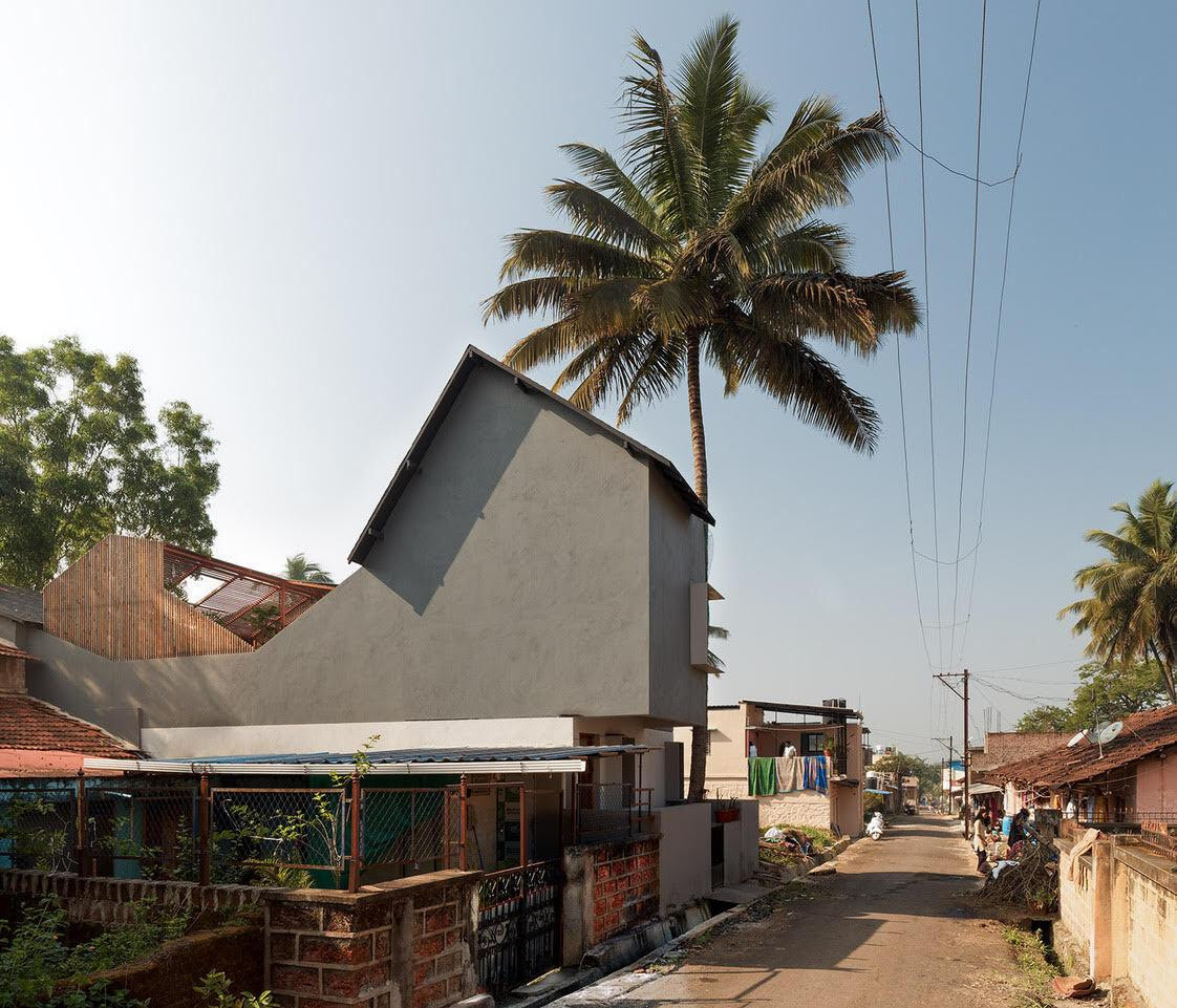 Ở tầng trệt, mọi người có thể ra vào nhà thông qua một mái hiên và có tầm nhìn ra đường phố. Mái hiên cho phép một lượng lớn ánh sáng tự nhiên xâm nhập vào tận sảnh của ngôi nhà và phần cầu thang dẫn lên tầng một.