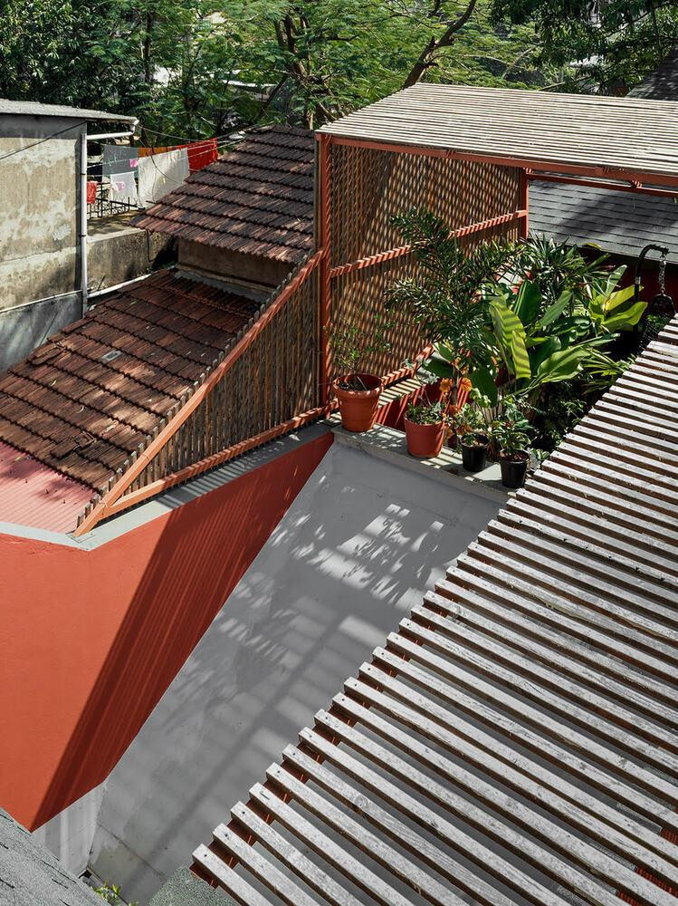 Ngoài khả năng bảo vệ ngôi nhà khỏi tác động của môi trường và làm giảm tiếng ồn, các mái còn tạo ra những trải nghiệm không gian khác nhau.