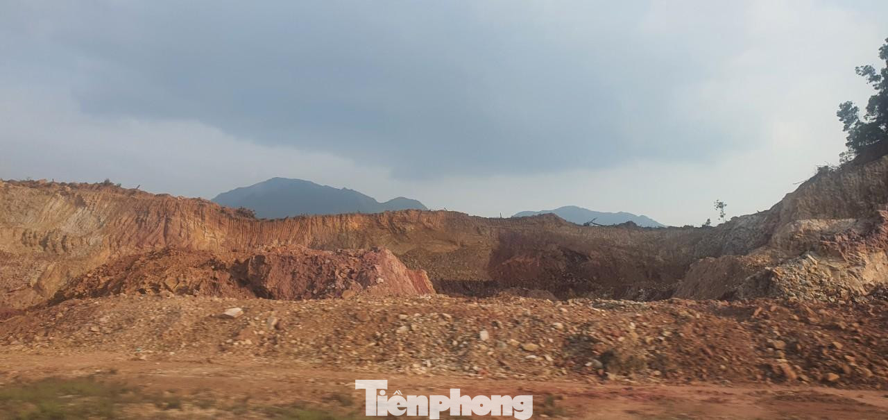 Rất nhiều quả đồi, núi bị đào bới nham nhở, ruộng lúa bị san lấp để hạ cốt nền, làm mất đi độ che phủ của đồi núi, gây nên tình trạng sạt lở, ô nhiễm môi trường. (Ảnh minh họa)