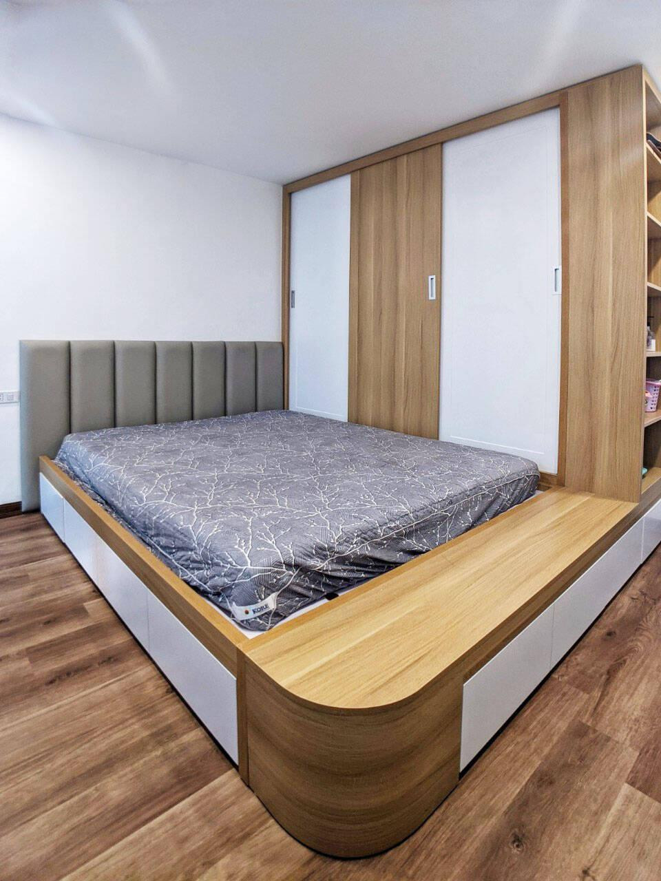 Phòng ngủ của gia đình nằm trên tầng lửng để tiết kiệm diện tích.