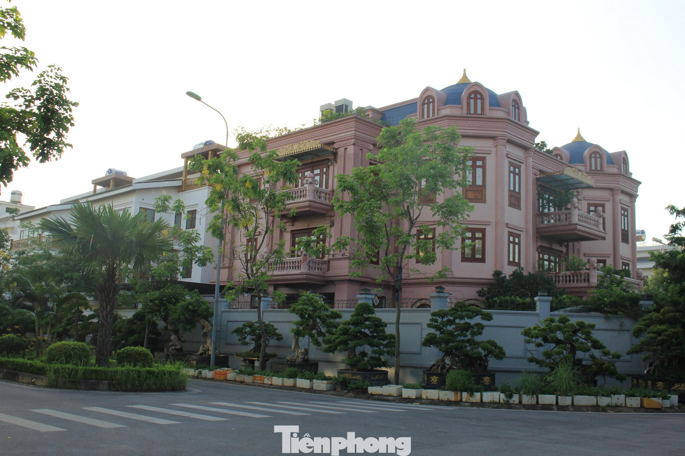 Biệt thự BT9 - 01 trong Khu đô thị sinh thái Xuân Phương (Xuân Phương, Nam Từ Liêm) nổi bật nhờ việc không giống bất cứ biệt thự đơn lập nào trong cùng ô. (Ảnh: Lộc Liên) Biệt thự BT9 - 01 trong Khu đô thị sinh thái Xuân Phương (Xuân Phương, Nam Từ Liêm) nổi bật nhờ việc không giống bất cứ biệt thự đơn lập nào trong cùng ô. (Ảnh: Lộc Liên)