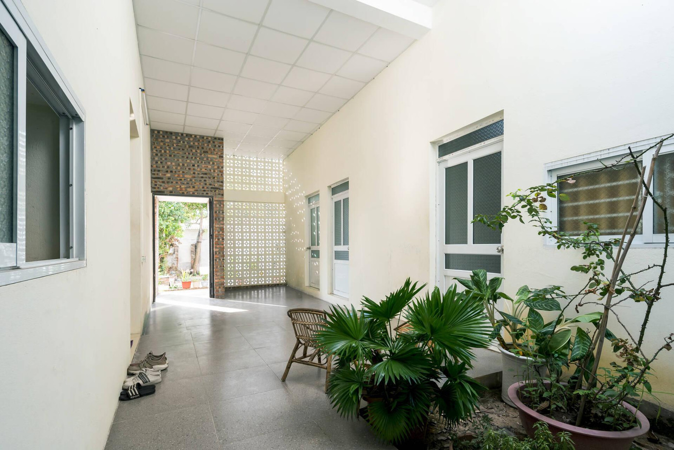 Để giúp ngôi nhà lấy sáng và khí trời cho không gian, KTS sử dụng mặt tiền gạch trần kết hợp gạch bông gió màu trắng, tạo ra sự đối lập một cách hài hòa với những mảng tường cũ.