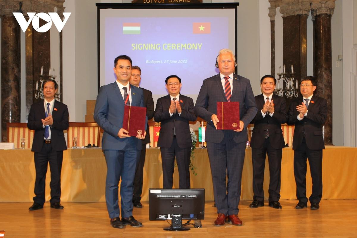 Chủ tịch Quốc hội Vương Đình Huệ và lãnh đạo các bộ, ban, ngành Việt Nam và Hungary đã chứng kiến lễ trao 9 Biên bản ghi nhớ (MOU) hợp tác giữa các trường đại học của hai nước