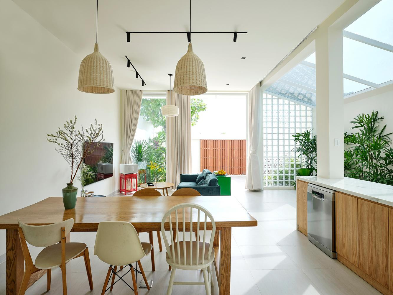 Mái hiên bằng kính rộng mở dọc theo hành lang đón ánh sáng tự nhiên vào tất cả các khu vực của ngôi nhà như phòng khách, phòng ngủ trung tâm và phòng ngủ chính, tạo cảm giác như cả bầu trời đang ở trong ngôi nhà. Mái hiên bằng kính rộng mở dọc theo hành lang đón ánh sáng tự nhiên vào tất cả các khu vực của ngôi nhà như phòng khách, phòng ngủ trung tâm và phòng ngủ chính, tạo cảm giác như cả bầu trời đang ở trong ngôi nhà.