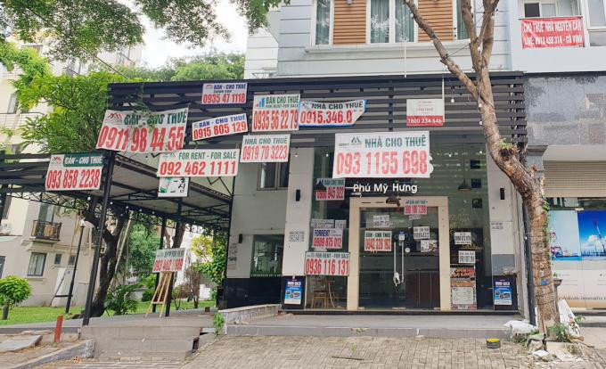 Theo Batdongsan.com.vn, trong khi nhu cầu tìm kiếm nhà mặt phố và văn phòng cho thuê tăng vọt thì các sản phẩm BĐS bán lại có xu hướng thừa cung, giảm cầu sau đại dịch COVID -19. (Ảnh: Vũ Lê) Theo Batdongsan.com.vn, trong khi nhu cầu tìm kiếm nhà mặt phố và văn phòng cho thuê tăng vọt thì các sản phẩm BĐS bán lại có xu hướng thừa cung, giảm cầu sau đại dịch COVID -19. (Ảnh: Vũ Lê)