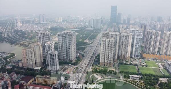 Đường Lê Văn Lương với hàng loạt cao ốc.