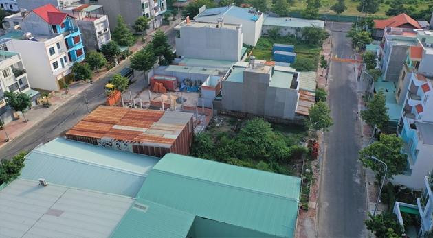 Do chủ đầu tư là công ty TNHH Khang Linh không triển khai xây dựng nhà theo cam kết mà đẩy trách nhiệm cho khách hàng nên các công trình nhà ở tại dự án không được xây dựng đúng theo thiết kế đã được duyệt. (Ảnh: H.P) Do chủ đầu tư là công ty TNHH Khang Linh không triển khai xây dựng nhà theo cam kết mà đẩy trách nhiệm cho khách hàng nên các công trình nhà ở tại dự án không được xây dựng đúng theo thiết kế đã được duyệt. (Ảnh: H.P)