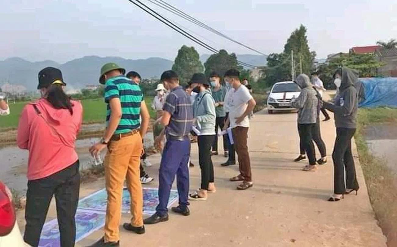 Các chuyên gia BĐS lo ngại rằng, đến một thời điểm nhất định, giá tăng quá cao khiến tính thanh khoản không còn, khi đó, bong bóng sẽ vỡ, giao dịch giảm mạnh, kéo theo giá BĐS cũng giảm mạnh. Các chuyên gia BĐS lo ngại rằng, đến một thời điểm nhất định, giá tăng quá cao khiến tính thanh khoản không còn, khi đó, bong bóng sẽ vỡ, giao dịch giảm mạnh, kéo theo giá BĐS cũng giảm mạnh.