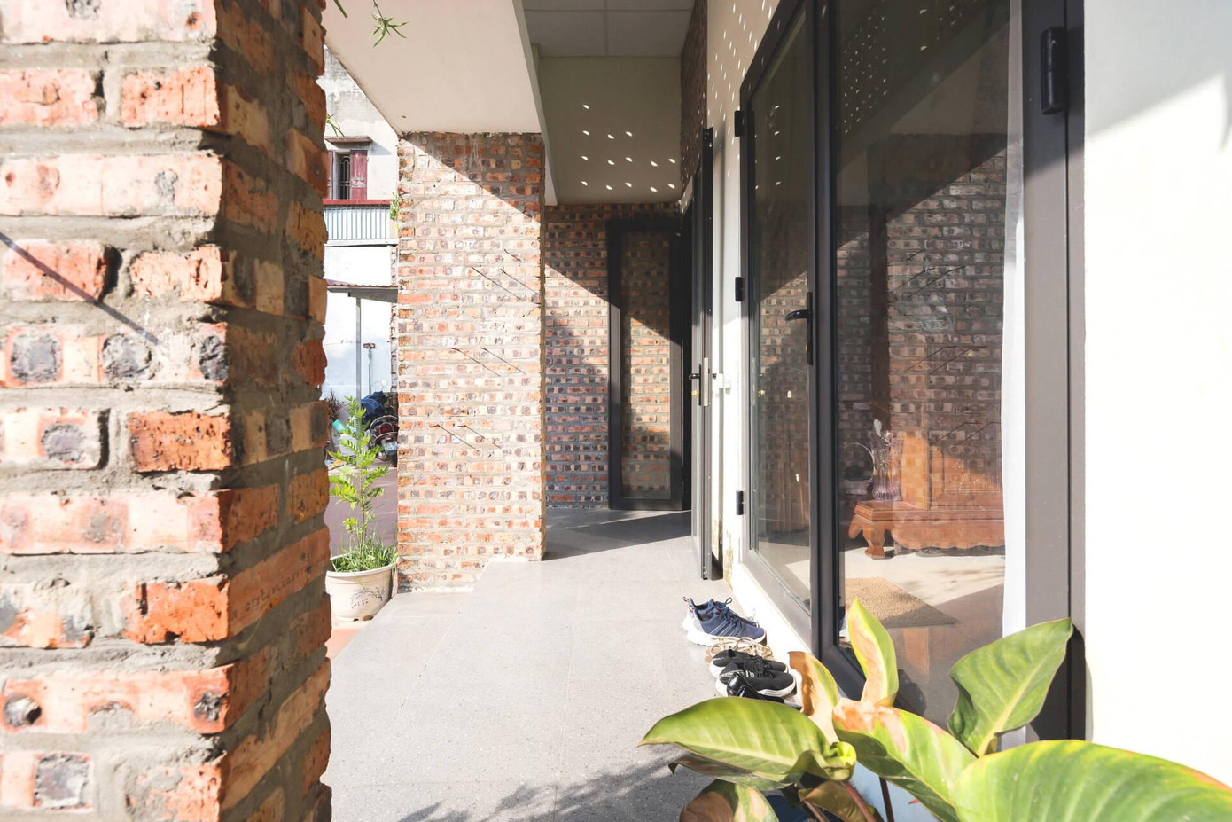 Phòng khách mang vẻ mộc mạc, thân thuộc với bộ bàn ghế mang phong cách xưa cũ.