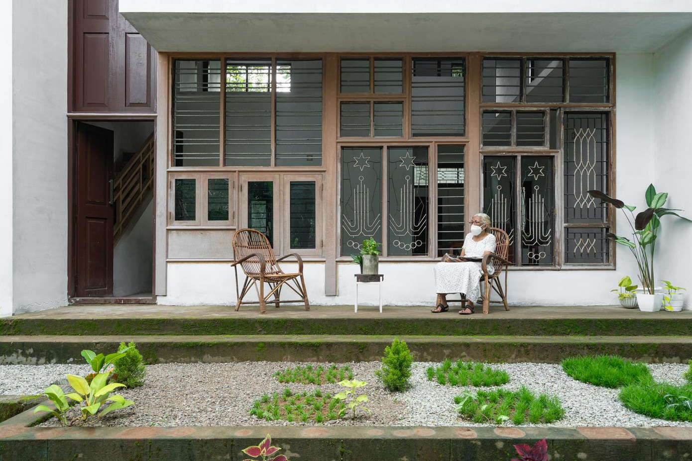 Trước nhà còn có hàng hiên để bày biện bàn ghế, đây sẽ là nơi để bố mẹ gia chủ đến chơi, ngồi uống trà và nói chuyện với con cháu.