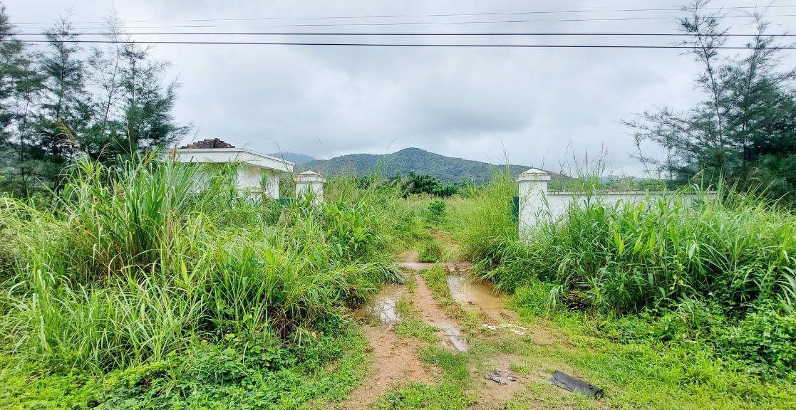 Khu bến bãi số III của dự án Khu dịch vụ kho hàng và bến bãi tại Lục Phủ, xã Bắc Sơn (TP Móng Cái, Quảng Ninh) có diện tích 8,7ha với 14 hạng mục công trình chính chậm tiến độ trên 5 năm, đất đai bỏ hoang khiến cây dại mọc um tùm. Khu bến bãi số III của dự án Khu dịch vụ kho hàng và bến bãi tại Lục Phủ, xã Bắc Sơn (TP Móng Cái, Quảng Ninh) có diện tích 8,7ha với 14 hạng mục công trình chính chậm tiến độ trên 5 năm, đất đai bỏ hoang khiến cây dại mọc um tùm.