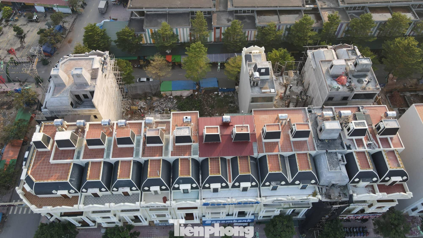 Đất nền ở Hưng Yên, nhất là khu vực giáp ranh Hà Nội hầu hết đều đã thiết lập mặt bằng giá mới từ cơn “sốt đất” vào cuối năm 2021 đến đầu năm nay. (Ảnh: Lộc Liên) Đất nền ở Hưng Yên, nhất là khu vực giáp ranh Hà Nội hầu hết đều đã thiết lập mặt bằng giá mới từ cơn “sốt đất” vào cuối năm 2021 đến đầu năm nay. (Ảnh: Lộc Liên)