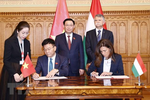 Chủ tịch Quốc hội Vương Đình Huệ và Chủ tịch Quốc hội Hungary László Kövér chứng kiến Lễ ký, trao đổi văn kiện Chương trình hợp tác giữa Bộ Tư pháp Việt Nam và Bộ Tư pháp Hungary. (Ảnh: Doãn Tấn/TTXVN)