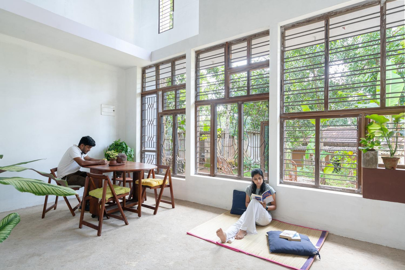 Không gian phòng khách rộng rãi, thoáng mát nhờ sử dụng nhiều cửa sổ làm bức tường.