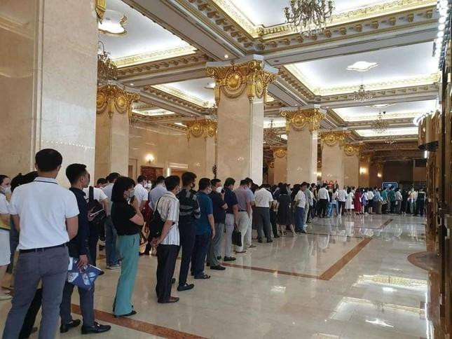 Hình ảnh nhà đầu tư xếp hàng tham gia phiên đấu giá đất dự án HUD Mê Linh. (Ảnh: M.Q - Diễn đàn Người Mua Nhà)