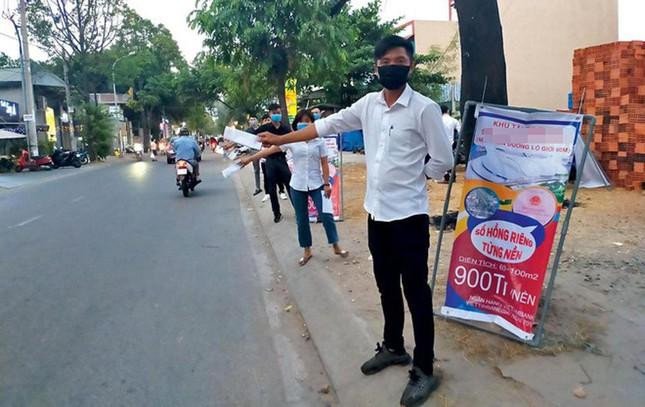 Chuyên gia dự báo, sáu tháng cuối năm 2022, phân khúc bất động sản (BĐS) “dễ thở” nhất là căn hộ đã bàn giao, có sổ đỏ, đất nền của các tỉnh, thành gần Hà Nội, TP HCM có mức giá hợp lý sẽ không lo bị &quot;ế hàng”.