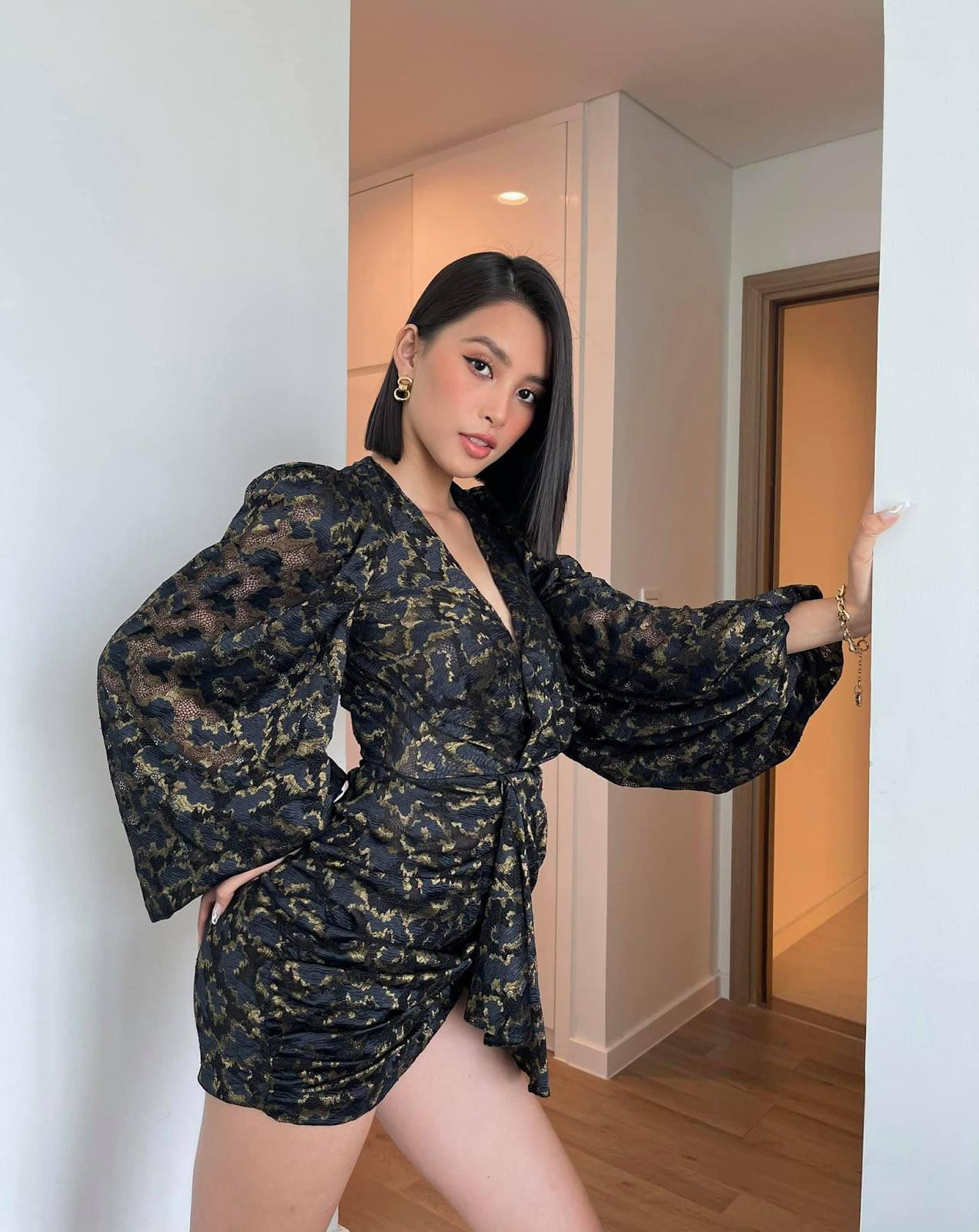 Mái tóc ngắn, giúp nàng hậu tôn khuôn mặt tỉ lệ vàng cùng nụ cười rạng rỡ đầy năng lượng. Có thể nói đây là lần thay đổi kiểu tóc khá thành công của Tiểu Vy khi được nhiều người nhớ tới và khen ngợi hết lời…