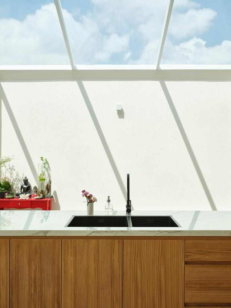 Không gian trong bếp mở, luôn ngập tràn ánh nắng tự nhiên nhờ nằm dưới mái hiên bằng kính trong suốt, chạy dọc hành lang. Không gian trong bếp mở, luôn ngập tràn ánh nắng tự nhiên nhờ nằm dưới mái hiên bằng kính trong suốt, chạy dọc hành lang.