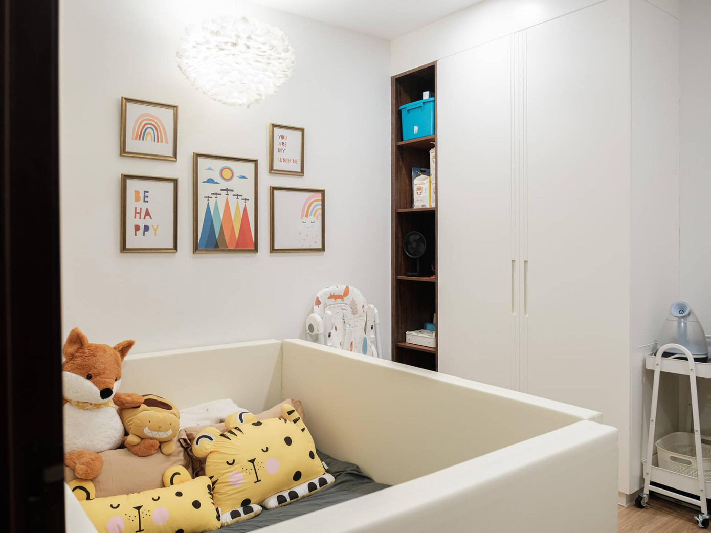 Không gian làm việc cũ của 2 vợ chồng được cải tạo làm phòng ngủ cho cô con gái mới chào đời.