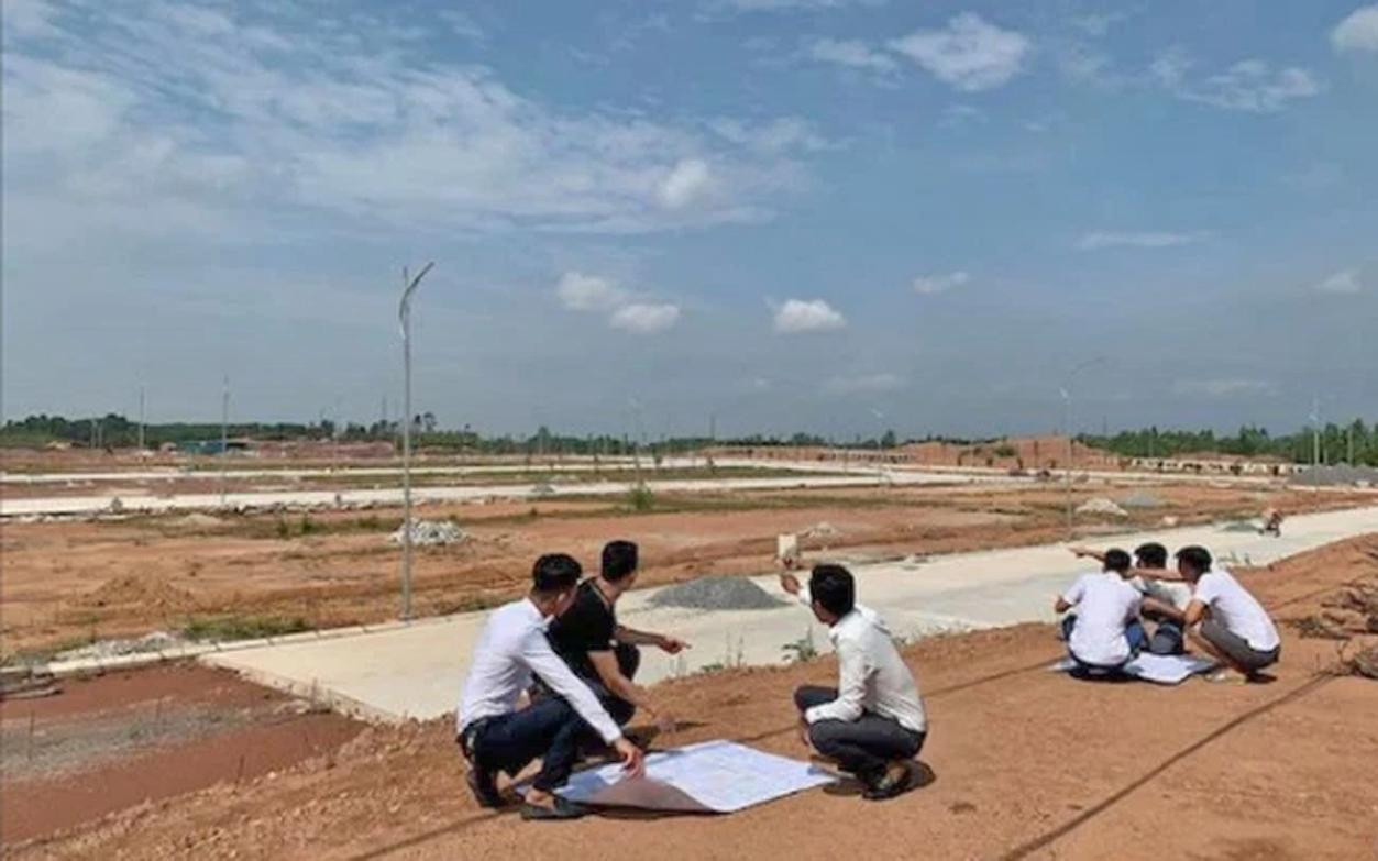 Bộ Xây dựng cho rằng, thị trường BĐS thời gian qua có sự phát triển nóng, theo chiều hướng bất thường. Bộ Xây dựng cho rằng, thị trường BĐS thời gian qua có sự phát triển nóng, theo chiều hướng bất thường.