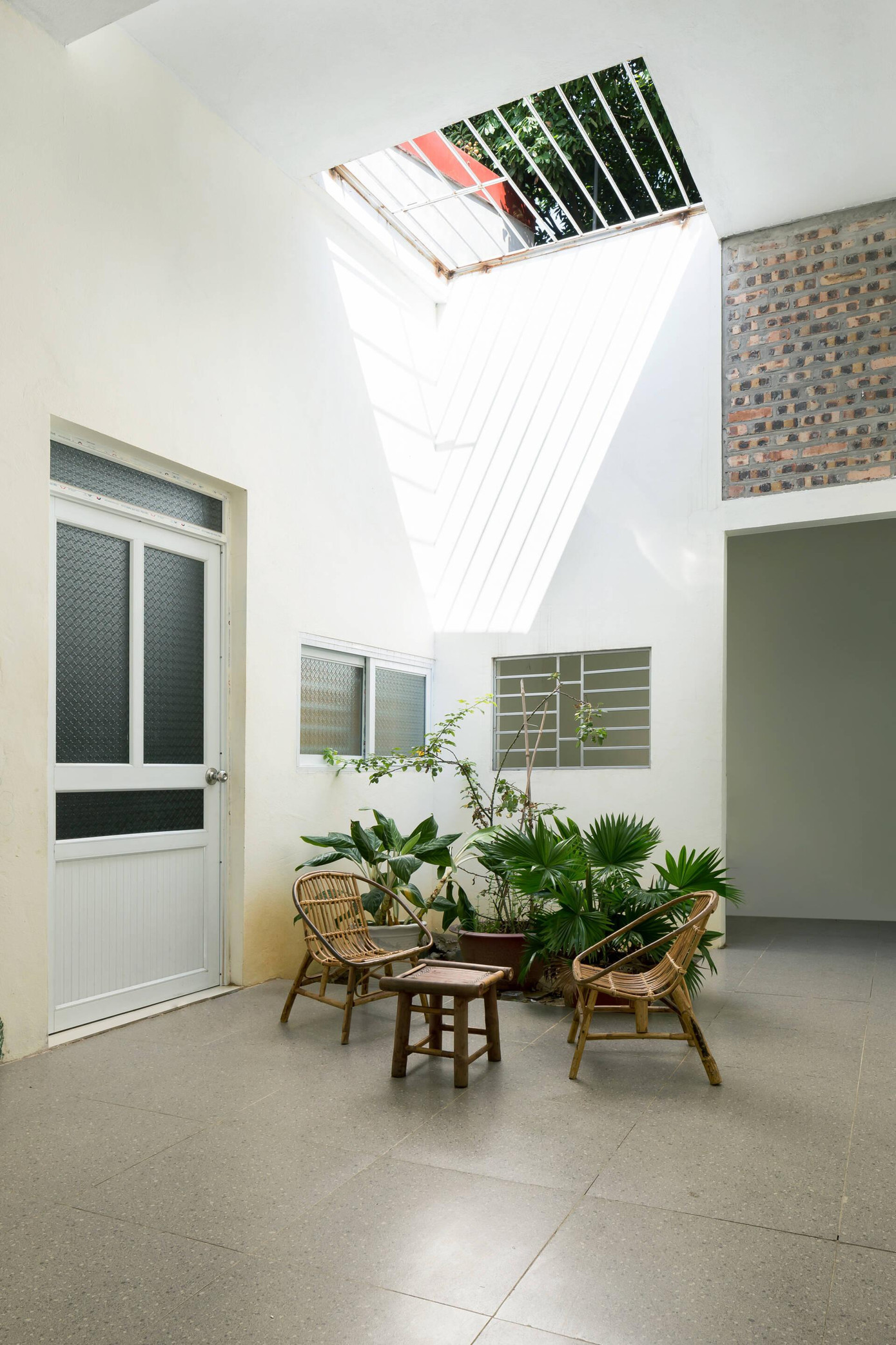 Ngôi nhà luôn tràn ngập ánh sáng và khí trời nhờ giếng trời chiếu xuống khu vườn nhỏ giữa nhà.