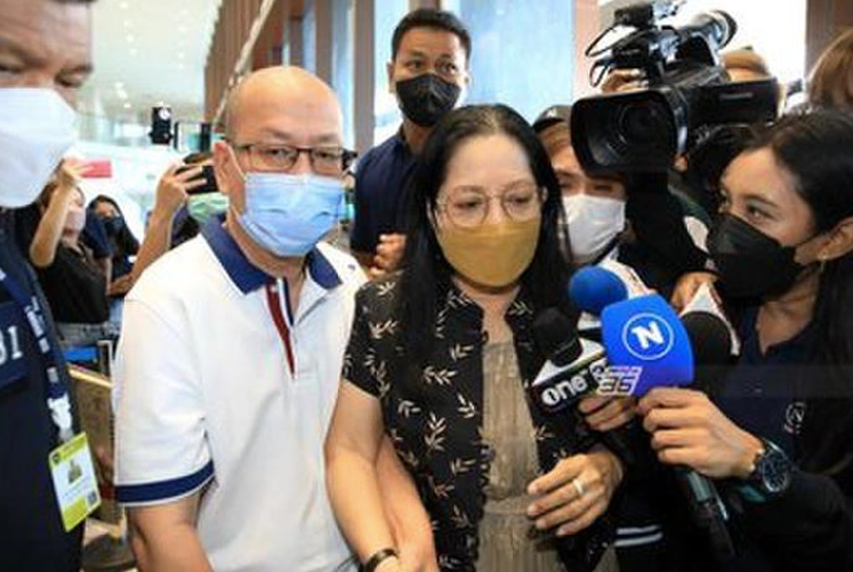 Mẹ của nữ diễn viên Tangmo Nida giao nộp bằng chứng quan trọng cho cơ quan điều tra, ngày 7/6 (Ảnh: Thairath). Mẹ của nữ diễn viên Tangmo Nida giao nộp bằng chứng quan trọng cho cơ quan điều tra, ngày 7/6 (Ảnh: Thairath).