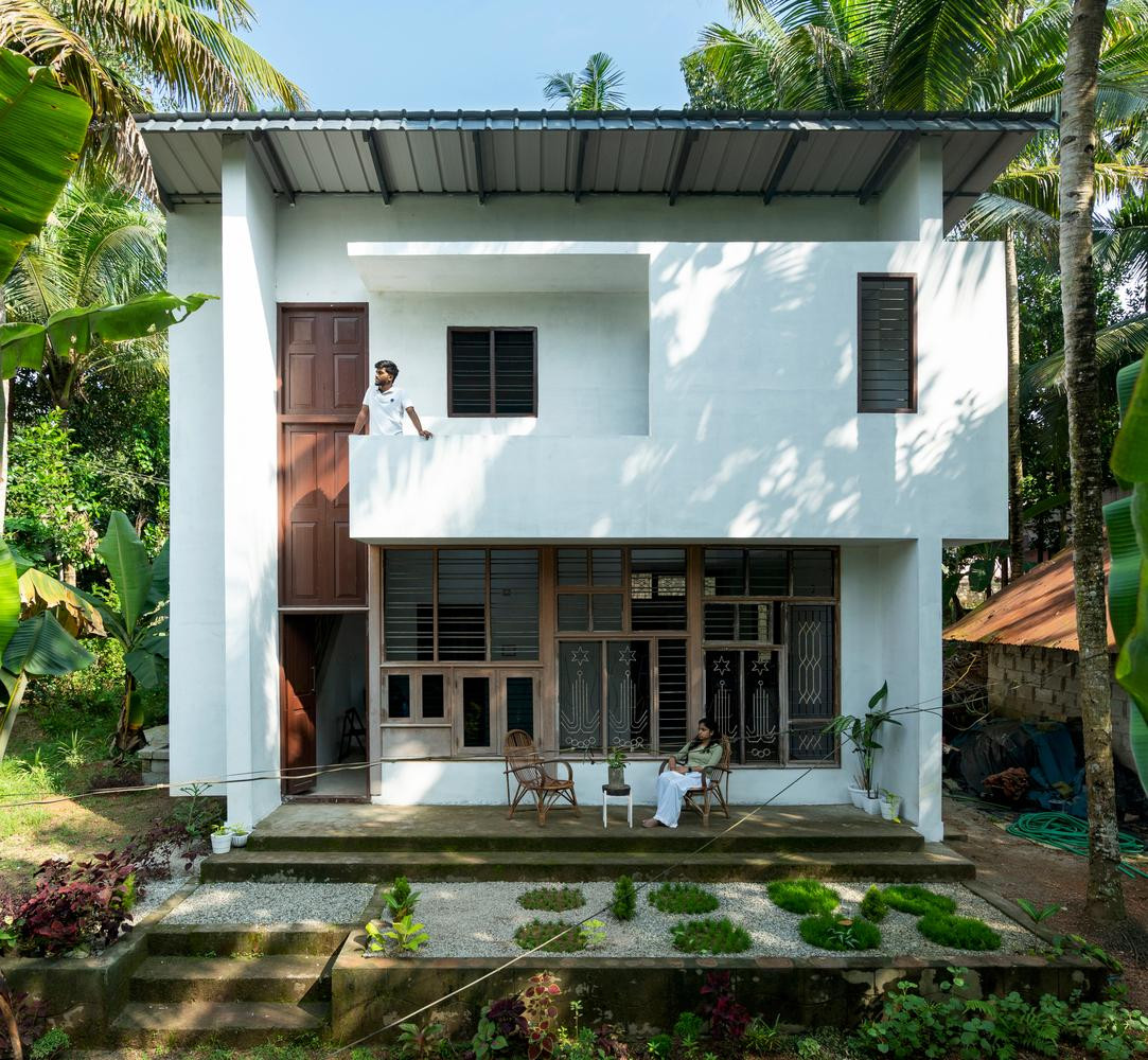 Ngôi nhà này vốn dĩ là một dự án nhà ở cao cấp, tuy nhiên có nhiều vấn đề xảy ra nên dự án đã bị trì hoãn và bỏ hoang. Do đó, ngôi nhà được chỉnh sửa để trở thành tổ ấm cho một gia đình có thu nhập thấp.