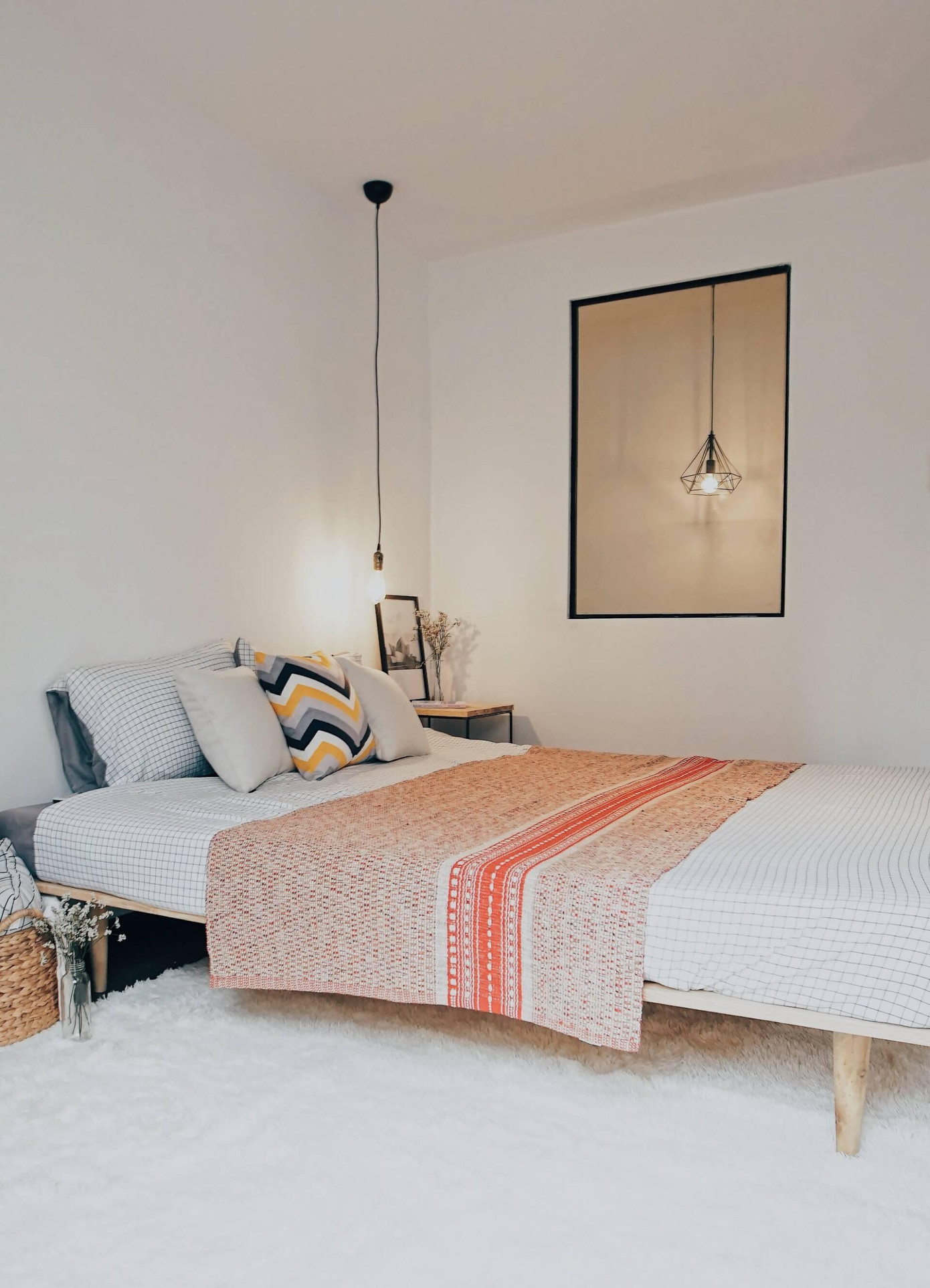 Ngôi nhà sử dụng màu trắng làm tông chủ đạo, kết hợp với những màu sắc tươi trẻ tại các chi tiết như bàn ghế, giường, chăn, gối để bớt cảm giác đơn điệu, nhàm chán.