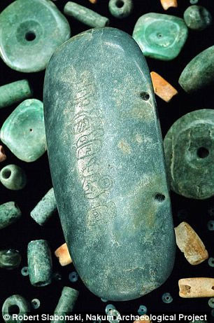 Những chuỗi ngọc bằng đá vô giá được tìm thấy bên cạnh thi hài của Nữ hoàng Maya. Những chuỗi ngọc bằng đá vô giá được tìm thấy bên cạnh thi hài của Nữ hoàng Maya