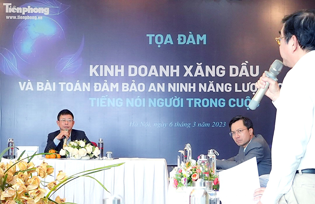 Nhà báo Phùng Công Sưởng, Phó Tổng biên tập Báo Tiền Phong đặt câu hỏi với khách mời Hoàng Trung Dũng. Ảnh: Trọng Quân Nhà báo Phùng Công Sưởng, Phó Tổng biên tập Báo Tiền Phong đặt câu hỏi với khách mời Hoàng Trung Dũng. Ảnh: Trọng Quân