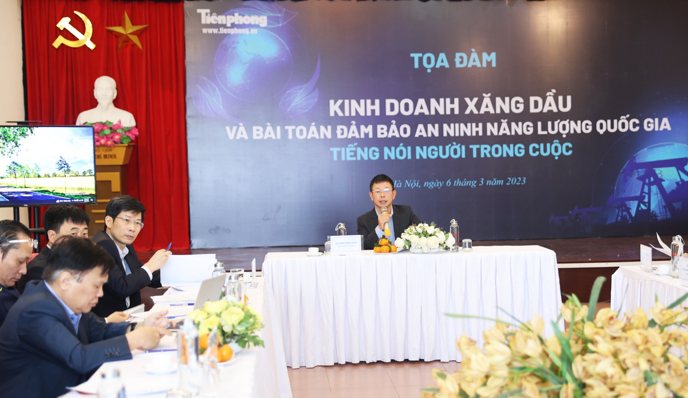 Nhà báo Phùng Công Sưởng, Phó Tổng biên tập Báo Tiền Phong đặt câu hỏi với khách mời. Ảnh: Trọng Quân Nhà báo Phùng Công Sưởng, Phó Tổng biên tập Báo Tiền Phong đặt câu hỏi với khách mời. Ảnh: Trọng Quân