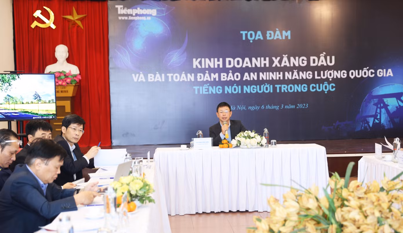 Nhà báo Phùng Công Sưởng, Phó Tổng biên tập Báo Tiền Phong đặt câu hỏi với khách mời. Ảnh: Trọng Quân Nhà báo Phùng Công Sưởng, Phó Tổng biên tập Báo Tiền Phong đặt câu hỏi với khách mời. Ảnh: Trọng Quân
