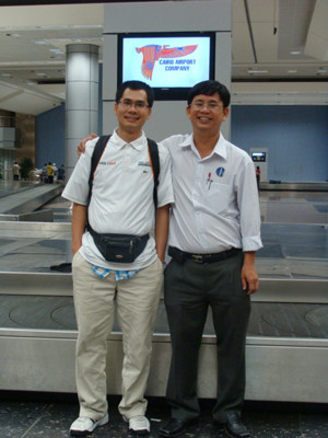 Phóng viên Tiền Phong cùng Phó Hiệu trưởng ĐH Lạc Hồng Lâm Thành Hiển tại sân bay Cairo (Ai Cập)