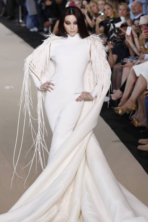 Tạo hình tuyệt đẹp của cô trên sàn diễn