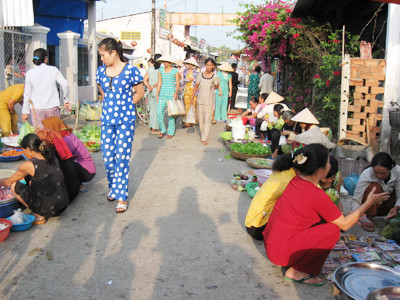 Người dân buôn bán ngoài chợ Bưng Tróp A Ảnh: Xuân Lương