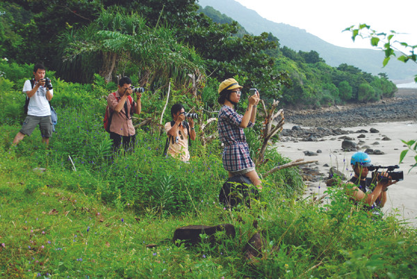 Các phóng viên đang săn ảnh ông bà Smith. Ảnh: Trọng Thịnh