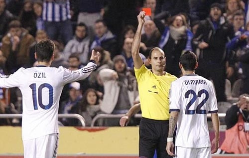 Di Maria nhận hai thẻ vàng trong 11 giây