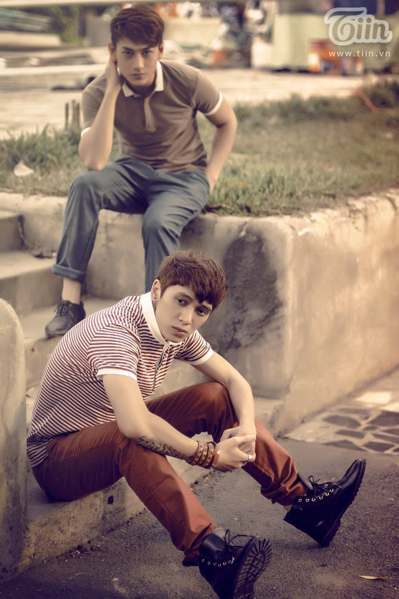 Áo sơmi trắng cổ da phối với blazer form ngắn, kết hợp cùng quần sọc ống rộng. Áo sơmi kẻ sọc màu hồng và tím kết hợp với blazer form rộng màu xanh tím. Khi các gam màu nổi bật bắt đầu lắng xuống lúc mùa hè kết thúc, các gam màu trầm và trung tính sẽ là sự lựa chọn hoàn hảo của các anh chàng thích sự đơn giản.