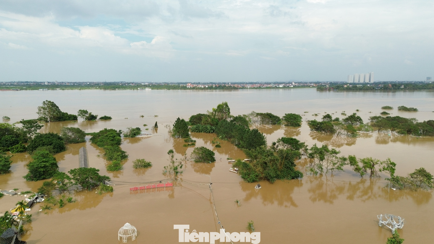 Ghi nhận thực tế, nhìn từ trên cao, toàn bộ cảnh quan của bãi đá sông Hồng đều chìm trong biển nước. Nếu không có tấm biển trồi khỏi mặt nước, nhiều người sẽ không thể biết được nơi này từng là vườn hoa, thu hút đông khách du lịch nhất nhì Hà Nội.