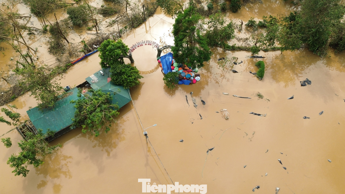 Toàn bộ các vườn hoa, nhà để xe, khu vực chụp ảnh và thay đồ đều “mất hút” giữa dòng nước lũ.