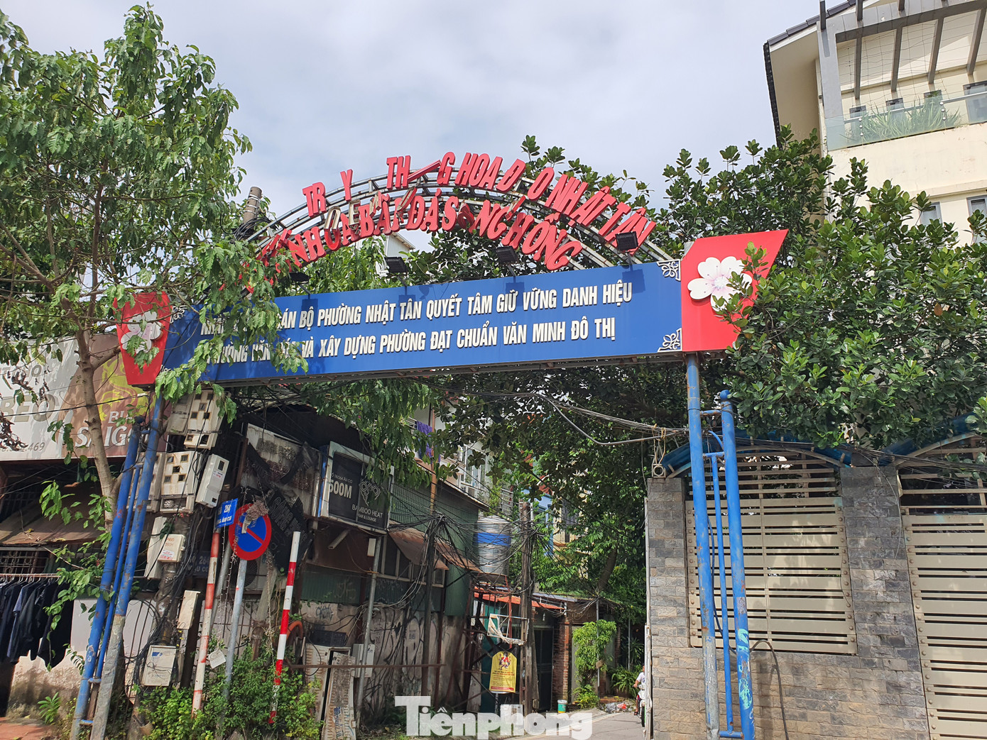 Nằm tại ngõ 264 Âu Cơ, từ nhiều năm nay vườn hoa bãi đá sông Hồng là điểm đến thường xuyên của hàng nghìn du khách, nhất là mỗi dịp cuối tuần. Bởi lẽ khu vực này được đầu tư hệ thống cảnh quan khá hấp dẫn, với vườn hoa theo mùa, mô hình lâu đài, khu cắm trại và dịch vụ ăn uống, cho thuê đồ và chụp ảnh.