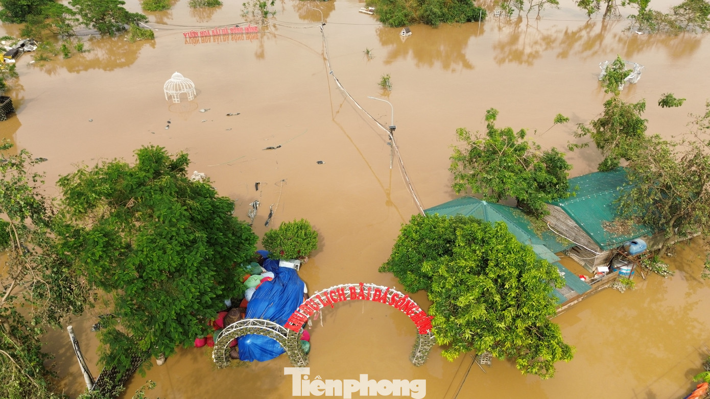 Ghi nhận thực tế, nhìn từ trên cao, toàn bộ cảnh quan của bãi đá sông Hồng đều chìm trong biển nước. Nếu không có tấm biển trồi khỏi mặt nước, nhiều người sẽ không thể biết được nơi này từng là vườn hoa, thu hút đông khách du lịch nhất nhì Hà Nội.