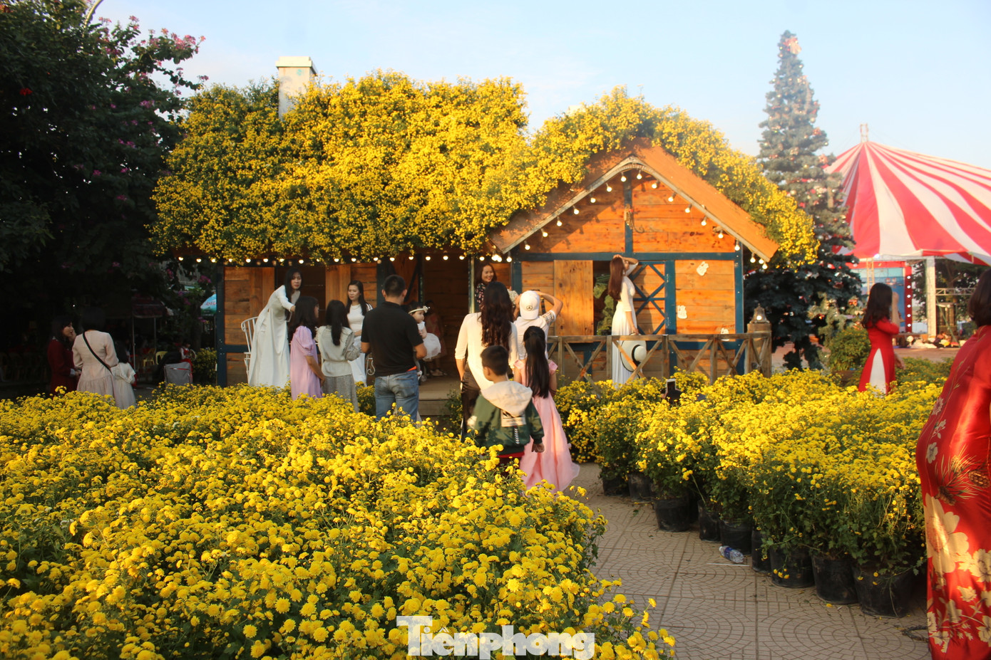 Nằm tại ngõ 264 Âu Cơ, từ nhiều năm nay vườn hoa bãi đá sông Hồng là điểm đến thường xuyên của hàng nghìn du khách, nhất là mỗi dịp cuối tuần. Bởi lẽ khu vực này được đầu tư hệ thống cảnh quan khá hấp dẫn, với vườn hoa theo mùa, mô hình lâu đài, khu cắm trại và dịch vụ ăn uống, cho thuê đồ và chụp ảnh.