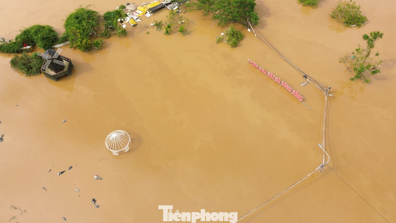 Toàn bộ các vườn hoa, nhà để xe, khu vực chụp ảnh và thay đồ đều “mất hút” giữa dòng nước lũ.