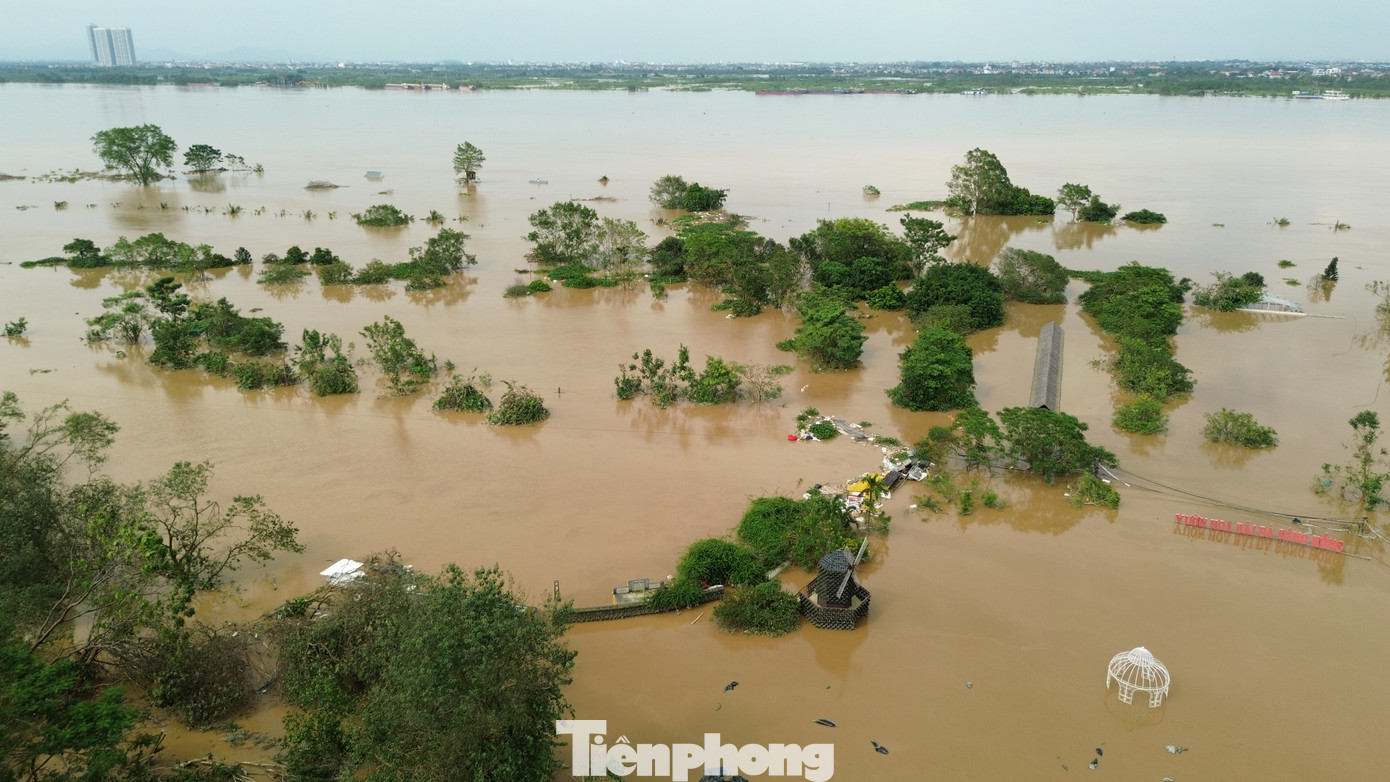 Tuy nhiên, vài ngày gần đây khu vực bãi đá sông Hồng dường như biến mất khỏi tầm nhìn của nhiều người vì nước lũ dâng cao.