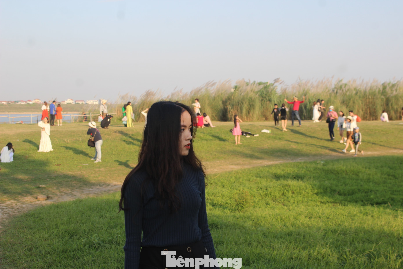 Nằm tại ngõ 264 Âu Cơ, từ nhiều năm nay vườn hoa bãi đá sông Hồng là điểm đến thường xuyên của hàng nghìn du khách, nhất là mỗi dịp cuối tuần. Bởi lẽ khu vực này được đầu tư hệ thống cảnh quan khá hấp dẫn, với vườn hoa theo mùa, mô hình lâu đài, khu cắm trại và dịch vụ ăn uống, cho thuê đồ và chụp ảnh.