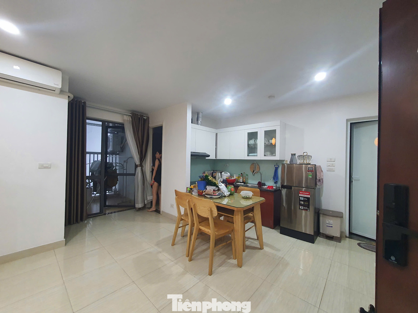 Thời điểm ghi nhận, PV bắt gặp không ít người đến xem căn hộ NƠXH 2 ngủ, 2 vệ sinh có diện tích 63m2, đang được rao bán với giá 3,4 tỷ đồng (gần 54 triệu đồng/m2) tại tòa nhà này.