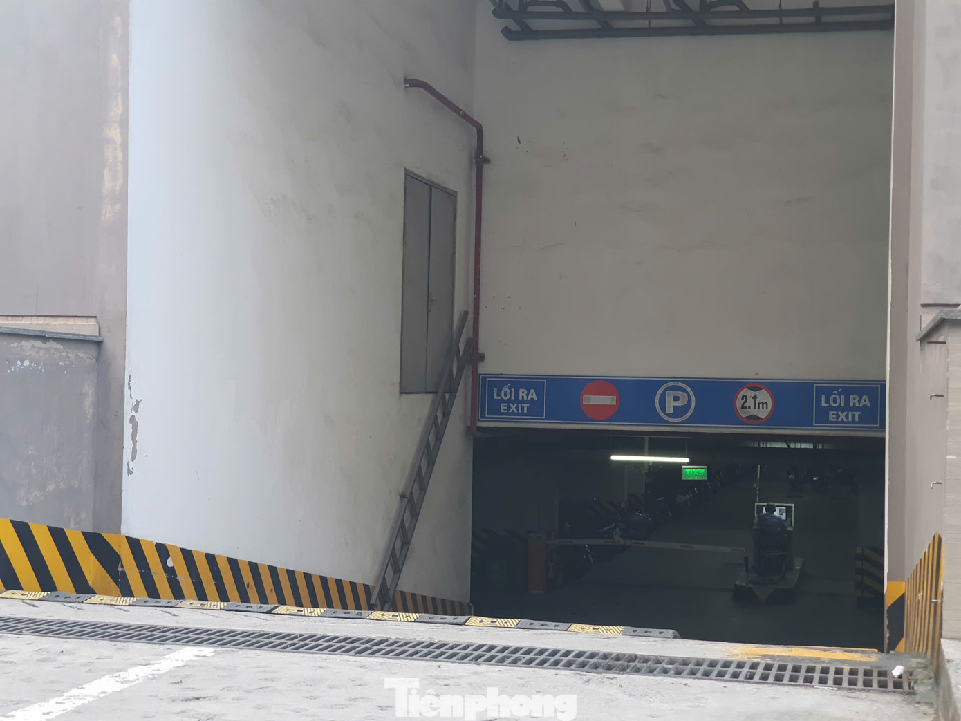 Trao đổi với Tiền Phong, chị Mai Hoa (môi giới bất động sản khu vực Hoàng Mai) cho biết, sở dĩ giá căn hộ NƠXH tại 987 Tam Trinh tăng cao bởi lẽ, dự án này có vị trí thông thoáng, cách không quá xa trung tâm TP. Đặc biệt, đây là một trong số ít dự án NƠXH có hầm để xe, nên được nhiều người lựa chọn.