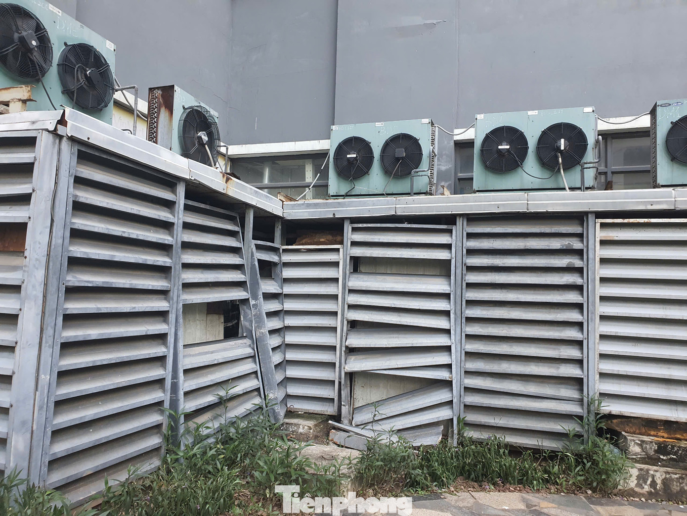 Theo môi giới tên Chiến, đây là một trong số ít căn hộ NƠXH đang được rao bán, do chủ nhà muốn chuyển xuống mặt đất. Nếu mua, khách hàng sẽ tiết kiệm được ít nhất 150 triệu đồng, so với các căn trước đó đã được rao bán tại cùng dự án.